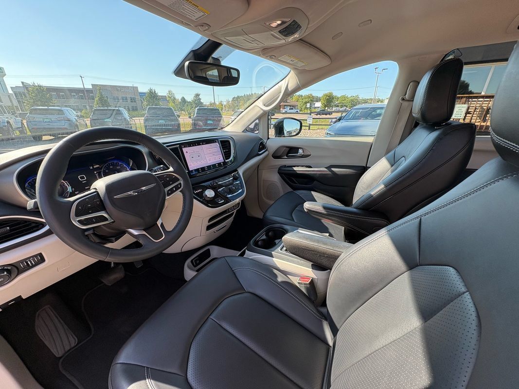 Used 2024 Chrysler Pacifica Touring-L FWD image 25