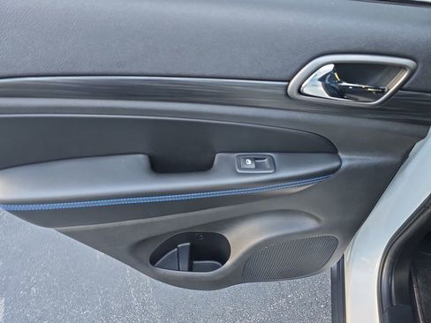 Used 2019 Jeep Grand Cherokee Laredo image 9