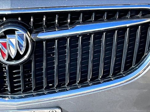 Used 2018 Buick Enclave Essence image 11