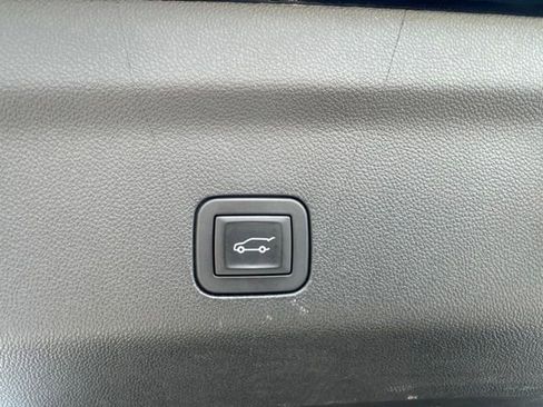 Used 2025 Chevrolet Suburban Z71 AWD/4WD image 16