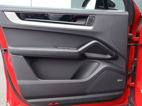 Certified 2025 Porsche Cayenne E-Hybrid AWD/4WD image 14