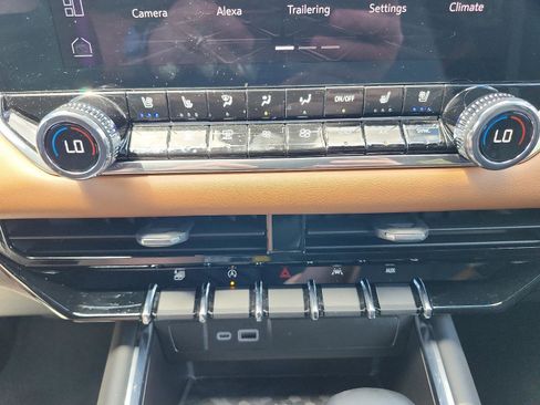 Certified 2024 GMC Canyon AT4 w/ AT4 Premium Package AWD/4WD image 18