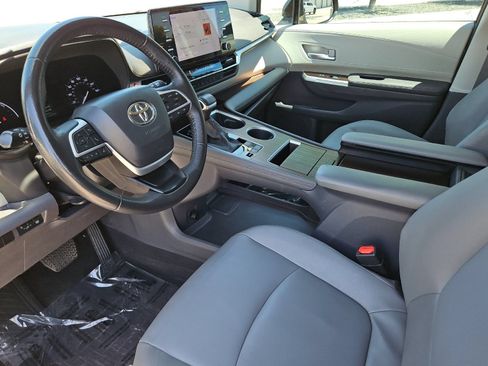 Used 2023 Toyota Sienna XLE FWD image 9