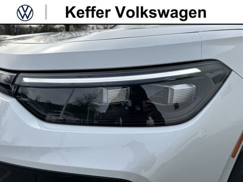 New 2026 Volkswagen Tiguan SE R-Line FWD image 9