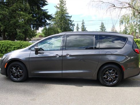 Used 2020 Chrysler Pacifica Touring w/ S Appearance Package FWD image 15