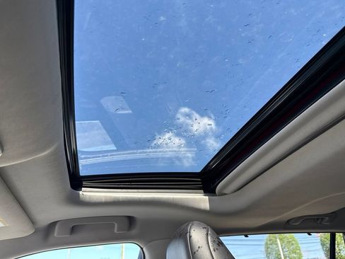 Used 2021 Toyota Highlander XLE AWD/4WD image 19