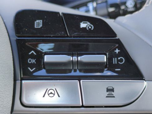 Used 2025 Hyundai Elantra SEL FWD image 21