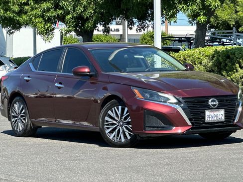 Certified 2023 Nissan Altima 2.5 SV w/ SV Premium Package FWD image 2