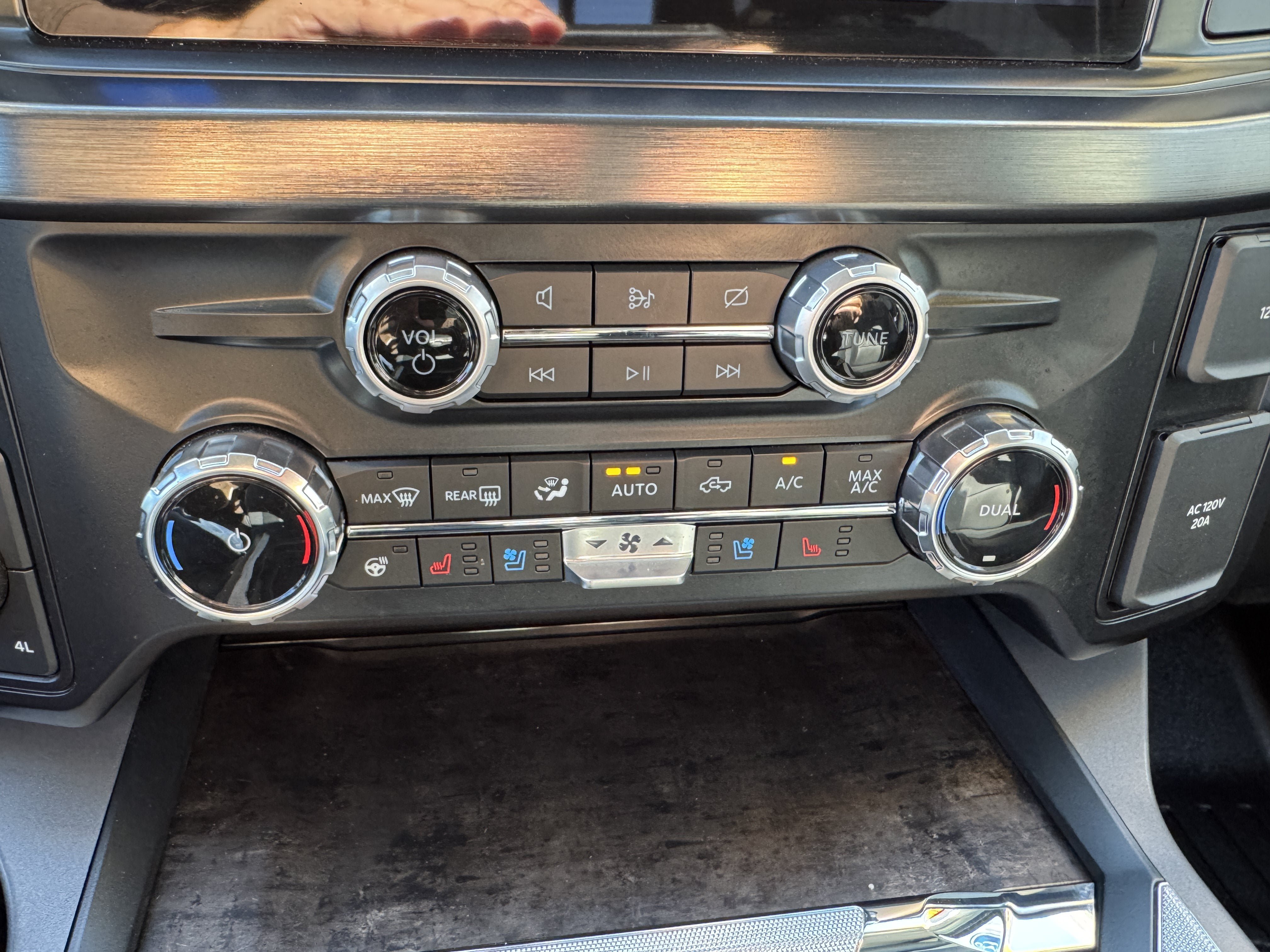 Used 2024 Ford F350 Lariat w/ Lariat Ultimate Package AWD/4WD image 18