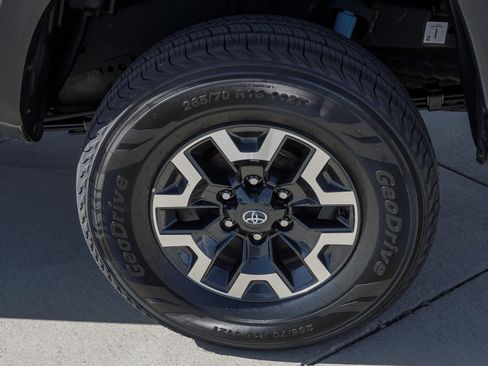 Certified 2023 Toyota Tacoma TRD Off-Road w/ Technology Package AWD/4WD image 13