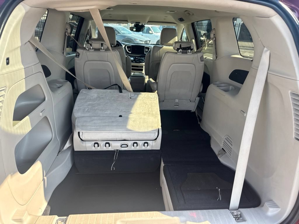 Used 2021 Chrysler Pacifica Touring-L FWD image 24