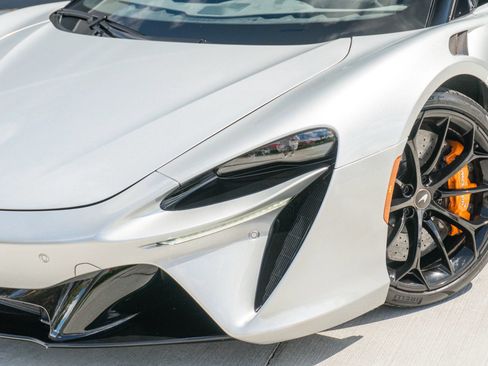 Used 2023 McLaren Artura RWD image 25