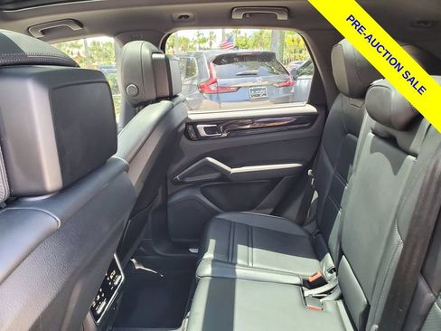 Used 2023 Porsche Cayenne AWD/4WD image 11