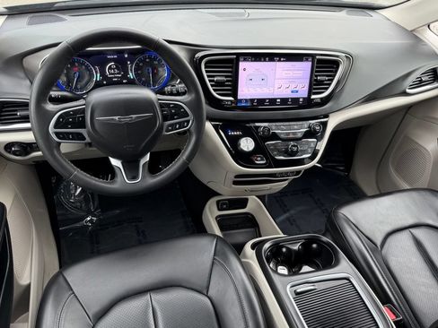 Used 2023 Chrysler Pacifica Touring-L FWD image 32