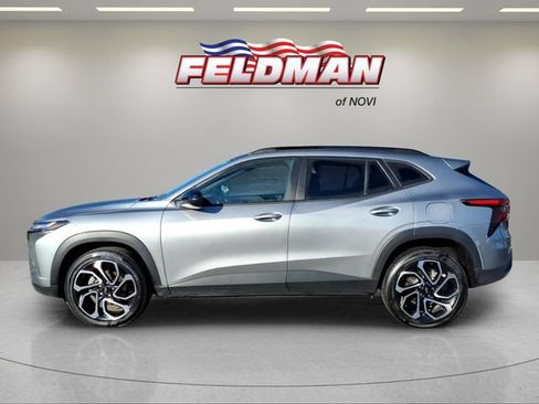 Used 2025 Chevrolet Trax RS w/ Sunroof Package FWD image 2