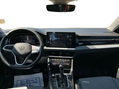 Used 2025 Volkswagen Jetta SE FWD image 10
