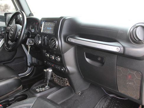 Used 2014 Jeep Wrangler Rubicon w/ Power Convenience Group image 16