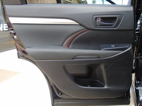 Used 2019 Toyota Highlander LE image 31