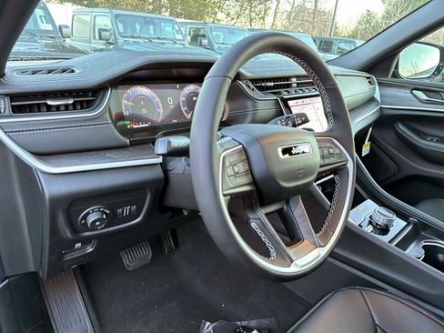 New 2025 Jeep Grand Cherokee Limited image 9