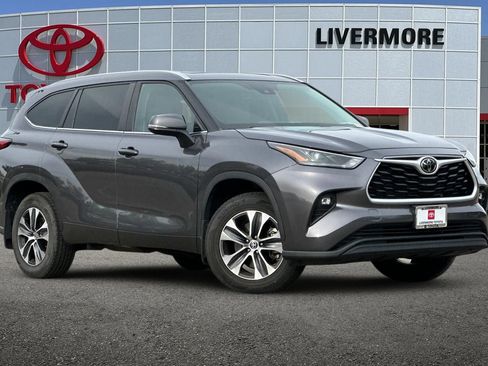 Used 2023 Toyota Highlander XLE AWD/4WD image 2