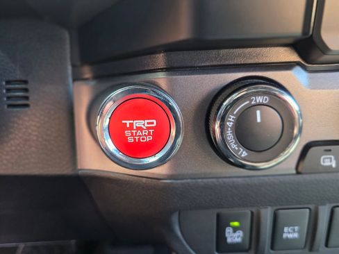 Used 2020 Toyota Tacoma TRD Sport w/ Technology Package AWD/4WD image 33