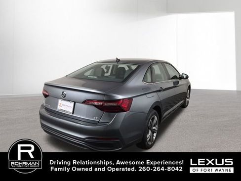 Used 2024 Volkswagen Jetta SE FWD image 6