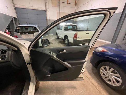 Used 2009 Volkswagen Tiguan SE image 30