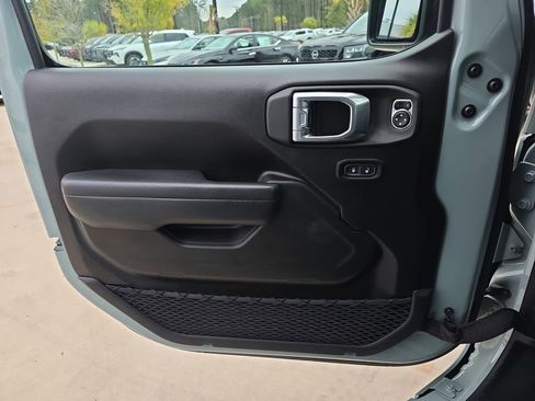 Used 2023 Jeep Wrangler Unlimited w/ Sun & Screen Package image 33