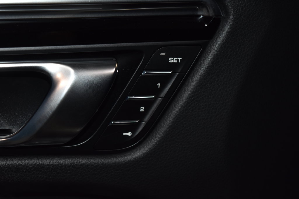 Certified 2026 Porsche Macan AWD/4WD image 7