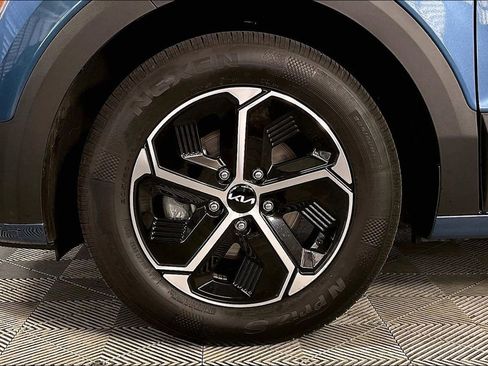 Used 2025 Kia Niro EX image 8