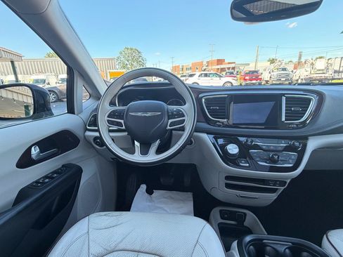 Used 2017 Chrysler Pacifica Limited FWD image 17