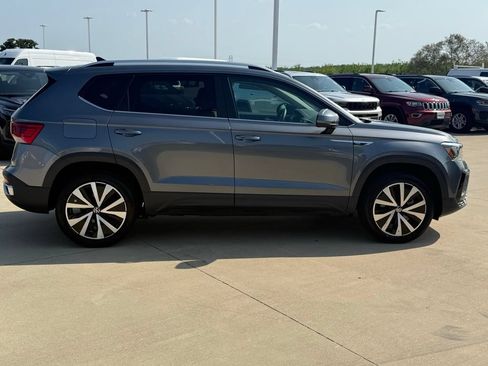 Used 2024 Volkswagen Taos SE FWD image 7