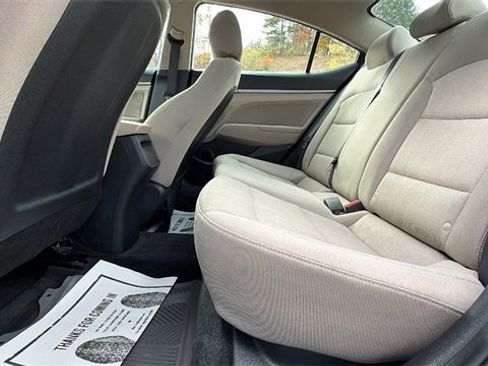 Used 2017 Hyundai Elantra SE image 17