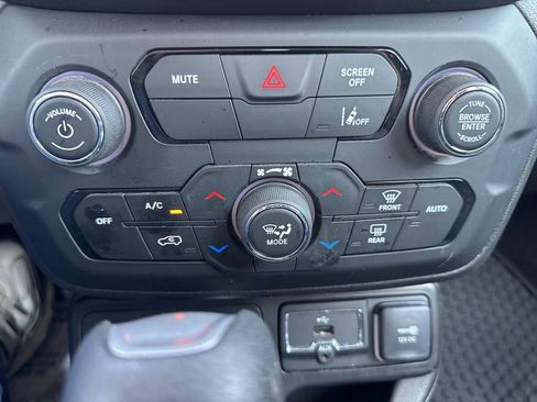 Used 2022 Jeep Renegade Latitude AWD/4WD image 28