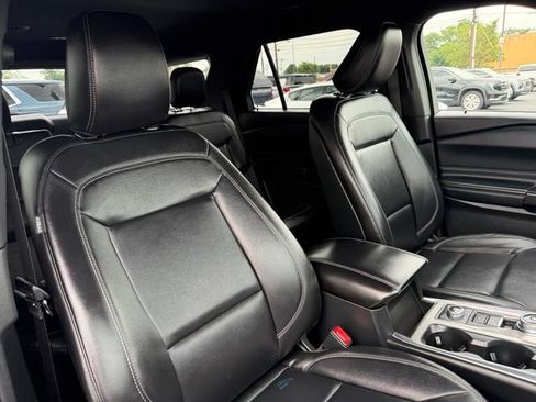 Used 2020 Ford Explorer XLT w/ Equipment Group 202A AWD/4WD image 16
