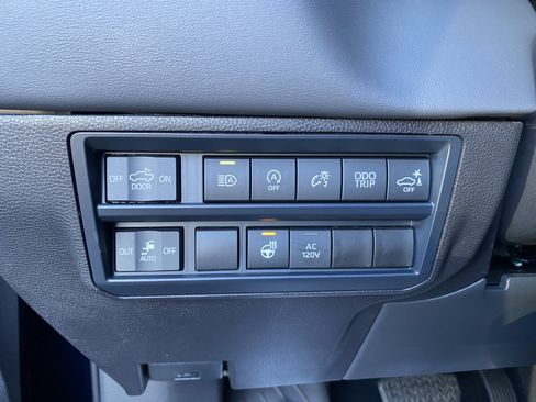 Used 2025 Toyota Tundra Platinum AWD/4WD image 18