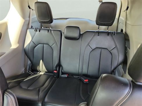 Used 2024 Chrysler Pacifica Touring-L image 9