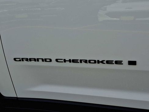 New 2025 Jeep Grand Cherokee Altitude image 20