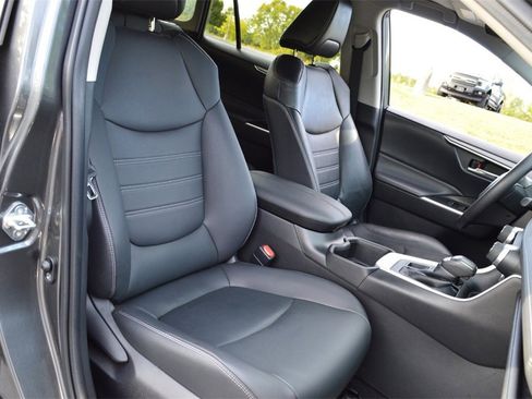 Used 2022 Toyota RAV4 XLE Premium image 32