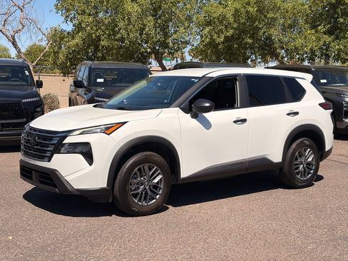 Used 2024 Nissan Rogue S AWD/4WD image 2