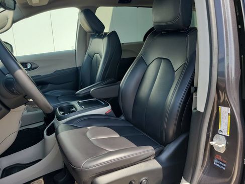 Used 2023 Chrysler Pacifica Touring-L FWD image 17