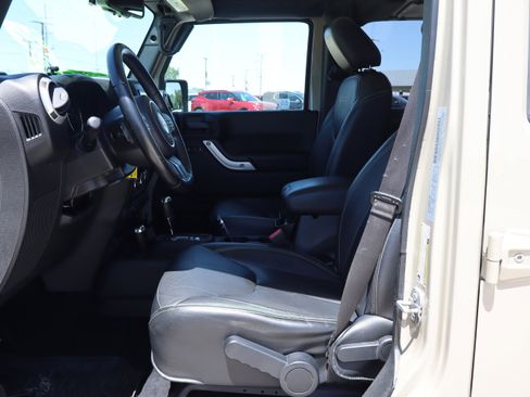 Used 2017 Jeep Wrangler Unlimited Sahara w/ Connectivity Group AWD/4WD image 9