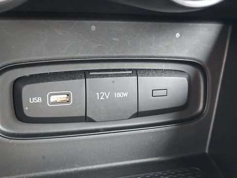Used 2022 Hyundai Venue SE FWD image 4