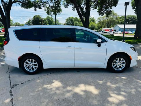 Used 2018 Chrysler Pacifica LX FWD image 2