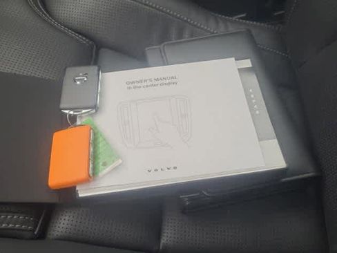 Used 2023 Volvo XC60 T8 Ultimate w/ Climate Package image 4