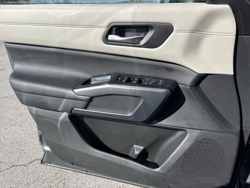 Used 2024 Nissan Pathfinder SL image 16