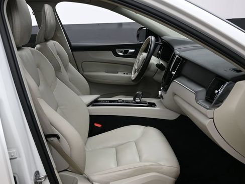 Used 2024 Volvo XC60 B5 Core w/ Protection Package Premier AWD/4WD image 18