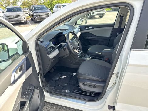 Used 2024 Volkswagen Taos SE FWD image 10