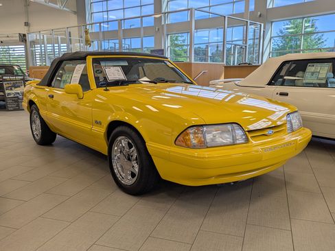 Used 1993 Ford Mustang LX RWD image 2