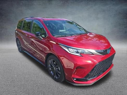 Used 2024 Toyota Sienna XSE w/ XSE Premium Package FWD image 9